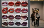 Des visiteuses passent devant l'oeuvre intitulée "Day Into Night Lips, 2022" de la plasticienne américaine Gina Beavers exposée à la foire d'art Frieze à Séoul, le 2 septembre 2022