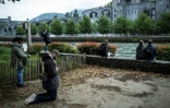 Des pèlerins devant la basilique Notre-Dame du Rosaire avant la réouverture du sanctuaire de Lourdes, fermé pour la première fois de son histoire pendant deux mois, pour cause d'épidémie, le 16 mai 2020 à Lourdes