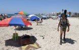 Mohamed Oussama Houij a entrepris de nettoyer 30 plages en Tunisie, en parcourant 300 km malgré la canicule. Photo prise le 26 juillet 2018 sur la plage de Nabeul