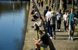 Des badauds sur le canal Saint-martin à Paris, le 5 avril 2020 