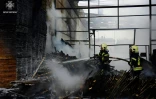 Photo prise et publiée par le Service d'urgence de l'État ukrainien, le 9 juillet 2025, de pompiers éteignant un incendie après une attaque russe dans la région de Kiev