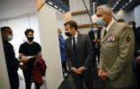 Le président Emmanuel Macron inaugure le premier grand vaccinodrome parisien, Porte de Versailles à Paris, le 6 mai 2021