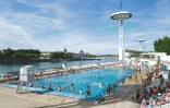 Des personnes profitent d'une piscine en plein air lors d'une vague de chaleur à Lyon, le 18 mai 2022 dans le Rhône