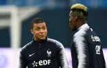 Les Français Kylian Mbappé et Paul Pogba lors d'un entraînement, le 26 mars 2018 à Saint-Pétersbourg