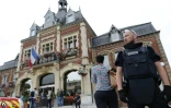 Un policier devant la mairie de Saint-Etienne-du-Rouvray, le 26 juillet 2016