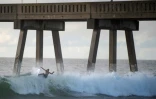 Un surfer profite à Wrightsville Beach (Caroline du Nord), le 12 septembre 2018, des dernières heures de répit avant l'arrivée de l'ouragan Florence