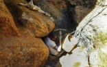 Un mineur illégal à la recherche de rubis près de Montepuez, le 3 août 2018 au Mozambique