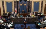 Capture d'écran de l'hémicycle du Sénat lors d'une audience présidée par le chef de la Cour suprême John Roberts, le 24 janvier 2020 à Washington
