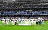 Les joueurs du Real Madrid affichent leur soutien à leur coéquipier Vinicius, victime de racisme, avant le match contre le Rayo Vallecano, le 24 mai 2023 au stade Santiago-Bernabeu de Madrid      