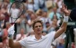 Le Sud-Africain Kevin Anderson salue les supporters après sa victoire face à l'Américain John Isner en demi-finales à Wimbledon, le 13 juillet 2018