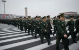 Des délégués militaires arrivent à Pékin, le 11 mars 2018 à l'Assemblée nationale populaire pour le vote sur le changement de Constitution