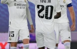 Les Madrilènes Karim Benzema, Vinicius Junior et Federico Valverde se congratulent après le but de l'attaquant français du Real Madrid face à l'Eintracht Francfort en Supercoupe de l'UEFA le 10 août 2022 à Helsinki en Finlande