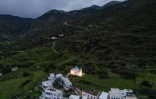 Vue aérienne d'une église et de maisons dans le village portuaire de Katapola, sur l'île grecque d'Amorgos, le 14 février 2025