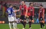L'attaquant suédois de l'AC Milan Zlatan Ibrahimovic, salue le milieu de terrain de Porto, Bruno Costa, après leur match nul (1-1), lors de la 4e journée de la Ligue des Champions, le 3 novembre 2021 au Stade San Siro