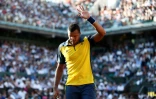 Jo-Wilfried Tsonga reacts lors de sa demi-finale contre l'Espagnol David Ferrer, son meilleur résultat à Roland-Garros, le 7 juin 2013 à Paris