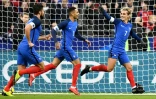 Antoine Griezmann (d) buteur pour les Bleus face au Pays de Galles en match amical, le 10 novembre 2017 au Stade de France