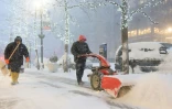 Un employé municipal déblaye la neige le 23 janvier 2016 à New York