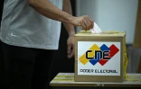 Un électeur vote à Caracas lors des élections pour élire députés et gouverneurs, le 25 mai 2025 au Venezuela