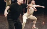 Le chorégraphe Maurice Béjart et un danseur du ballet de Tokyo, avant un spectacle du Boléro de Maurice Ravel, au Palais des sports à Paris le 22 octobre 1996
