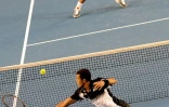 Le Français Jo-Wilfried Tsonga au filet face à l'Espagnol Rafael Nadal, lors de leur demi-finale à l'Open d'Australie, le 24 janvier 2008 à Melbourne