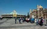 Des pèlerins font la queue devant la basilique de Guadalupe, le 10 décembre 2021 à Mexico