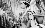 La reine Elizabeth II le jour de son couronnement, le 2 juin 1953 à Londres