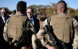 Jean-Yves Le Drian et François Hollande avec les soldats de la force Barkhane le  le 13 janvier 2017 à Gao 
