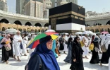 Des fidèles musulmans se rassemblent autour de la Kaaba, le sanctuaire le plus sacré de l'islam, à la Grande Mosquée de La Mecque, ville sainte d'Arabie saoudite, le 12 juin 2024, avant le pèlerinage annuel du Hajj