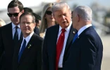 Le Premier ministre israélien Benjamin Netanyahu (d) et le président israélien Isaac herzog (g) accueillent le président américain Donald Trump (c) à son arrivée à l'aéroport Ben Gourion, près de Tel-Aviv, le 13 octobre 2025
