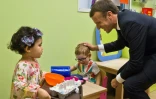 Le président Emmanuel Macron dans une crèche de Gennevilliers au nord de Paris, le 17 octobre 2017