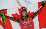 La Canadienne Kelsey Serwa en liesse sur le podium après sa victoire en finale du skicross aux JO, le 23 février 2018 à Pyeongchang 