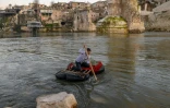 Une embarcation sur le Tigre devant la cité antique de Hasankeyf, en Turquie, le 17 décembre 2019