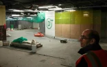 Un ouvrier travaillant à la rénovation du métro  le 25 janvier 2017 à la station Châtelet-Les Halles à Paris