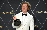 Jeremy Allen White pose avec sa récompense de meilleur acteur dans une série comédie, pour "The Bear", le 15 janvier 2024 à Los Angeles lors de la 75e cérémonie des Emmy Awards
