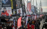 Des visiteurs sur le site de départ de la 10e édition du Vendée Globe, course à la voile en monocoque autour du monde, le 4 novembre 2024 aux Sables d'Olonne, en Vendée