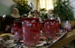 De l'eau de rose fabriquée à partir de la rose de Damas servie à el-Mrah, près de la capitale syrienne, le 11 mai 2016 