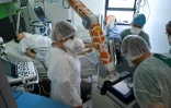 Des soignants s'occupent d'un patient atteint du Covid-19 Ă l'h?'pital Pasteur de Colmar, dans l'est de la France, le 22 avril 2021
