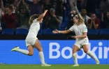 L'Anglaise Georgia Stanway (g) vient de marque le but de la qualification contre l'Espagne à l'Euro, le 20 juillet 2022 à Brighton
