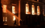 Les pompiers tentent de mettre fin à l'énorme incendie qui ravage le Musée National de Rio de Janeiro, l'un des plus anciens musées du Brésil, le 2 septembre 2018