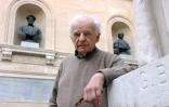 Le poète français Yves Bonnefoy pose, le 9 octobre 2001, au Collège de France à Paris, quelques jours avant l'annonce du prix Nobel de littérature 2001