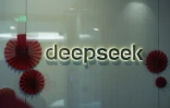 Le logo de l'IA DeepSeek dans les bureaux de la startup chinoise à Hangzhou, dans la province du Zhejiang, le 5 février 2025 en Chine