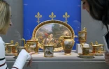 Photo prise le 18 septembre 2015 d'un service de porcelaine de Sèvres datant de 1840 appartenant à la famille d'Orléans vendu par Sotheby's 