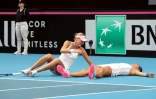 Caroline Garcia et Kristina Mladenovic allongées sur le court après le double décisif remporté face à l'Australie en Fed Cup, le 10 novembre 2020 à Perth 