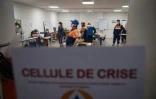 Des membres de la protection civile se préparent avant d'aller dans un hôtel où sont confinées des personnes sans abri, à Nantes, le 8 avril 2020