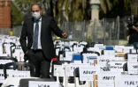 Le président régional catalan Quim Torra visite une installation de chaises représentant chacune un militant séparatiste poursuivi par la justice espagnole, le 11 septembre 2020 à Barcelone