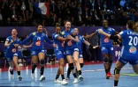 Les Françaises fêtent le titre de championnes d'Europe de hand décroché face à la Russie à Paris, le 16 décembre 2018