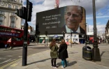 Un écran diffuse une photo du prince Philip à Piccadilly Circus, dans le centre de Londres, le 9 avril 2021.