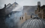 Des pompiers travaillent à éteindre l'incendie de l'école d'art de Glasgow en Ecosse, le 16 juin 2018