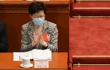 La cheffe de l'exécutif hongkongais applaudit lors de la session plénière de l'Assemblée nationale populaire (ANP), le 22 mai 2020 à Pékin