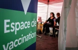 Une patiente se fait vacciner au vaccinodrome de Paris La Défense Arena dans les Hauts-de-Seine, le 3 mai 2021